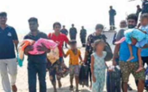 மூன்றாம் தீடையிலிருந்து ஹோவர் கிராஃப்ட் கப்பல் மூலம் தனுஷ்கோடி அரிச்சல்முனை பகுதிக்கு அழைத்து வரப்பட்ட இலங்கை தமிழர்களின் குடும்பங்கள்.படம்: எல்.பாலச்சந்தர்