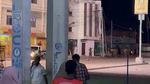 சோமாலியா ஓட்டலில் தீவிரவாதிகள் நடத்திய தாக்குதலில் உயிரிழந்தோர் எண்ணிக்கை 40 ஆக அதிகரிப்பு: 70 பேர் படுகாயம்; 106 பேர் பத்திரமாக மீட்பு