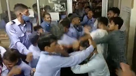 ஜேஎன்யுவில் தாக்குதல்: உதவித்தொகை கேட்டுச் சென்ற மாணவர்களை காவலாளிகள் தாக்கியதாக ஏபிவிபி குற்றச்சாட்டு