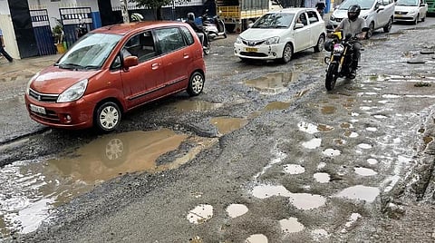 2018-2020 | குண்டும் குழியுமான சாலையால் ஏற்பட்ட விபத்துகளில் சுமார் 5000 பேர் உயிரிழப்பு - சாலை போக்குவரத்து அமைச்சகம்