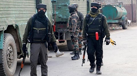 காஷ்மீருக்குள் எல்லை தாண்டி நுழைய முயன்ற 2 தீவிரவாதிகள் சுட்டுக்கொலை
