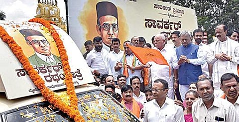சாவர்க்கர் ரத யாத்திரையை மைசூருவில் காவி கொடி அசைத்து எடியூரப்பா தொடங்கி வைத்தார்.