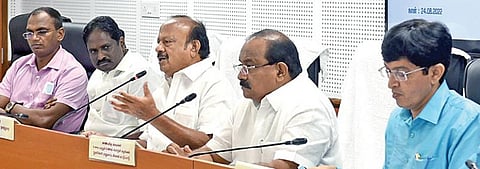 விவசாய சங்கப் பிரதிநிதிகளுடனான ஆலோசனைக் கூட்டம் வேளாண் துறை அமைச்சர் எம்.ஆர்.கே.பன்னீர்செல்வம், உணவுத் துறை அமைச்சர் அர.சக்கரபாணி ஆகியோர் தலைமையில் சென்னையில் உள்ள வேளாண் துறை இயக்குநர் அலுவலகத்தில் நேற்று நடைபெற்றது. தமிழக அரசின் டெல்லி சிறப்பு பிரதிநிதி டி.கே.எஸ்.விஜயன், துறைச் செயலர்கள் ஜெ.ராதாகிருஷ்ணன் (உணவு), சி.சமயமூர்த்தி (வேளாண்மை) உள்ளிட்டோர் உடனிருந்தனர். படம்: ம.பிரபு