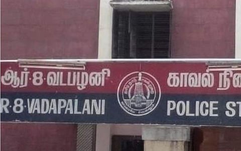 வடபழனி காவல் நிலையத்தில் இரவில் டிஜிபி திடீர் ஆய்வு: புகார் அளிக்க வருபவர்களிடம் கனிவுடன் நடந்துகொள்ள அறிவுரை