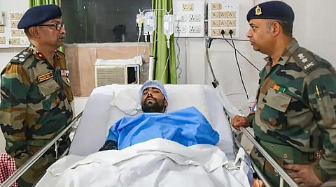 காஷ்மீரில் கைதான பாக்., தீவிரவாதிக்கு காயத்தால் பாதிப்பு - ரத்ததானம் செய்து காப்பாற்றிய இந்திய ராணுவ வீரர்கள்