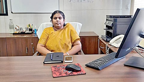 நீங்களும் யூபிஎஸ்சி வெல்லலாம் - 6: கிராமவாசியால் சாதிக்க முடியும் என நிரூபித்த ஐஆர்எஸ் பெண் அதிகாரி