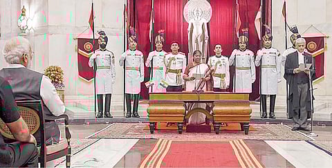 டெல்லி குடியரசுத் தலைவர் மாளிகையில் நேற்று நடைபெற்ற நிகழ்ச்சியில், உச்ச நீதிமன்றத் தலைமை நீதிபதியாக உதய் உமேஷ் லலித்துக்குப் பதவிப் பிரமாணம் செய்துவைத்தார் குடியரசுத் தலைவர் திரவுபதி முர்மு. - பிடிஐ