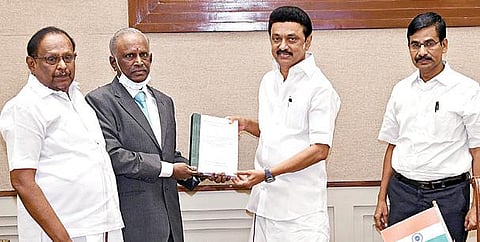 முன்னாள் முதல்வர் ஜெயலலிதா மரணம் தொடர்பான விசாரணை அறிக்கையை சென்னை தலைமைச் செயலகத்தில் முதல்வர் மு.க.ஸ்டாலினிடம் நேற்று  சமர்ப்பித்தார் ஆணையத் தலைவரும், ஓய்வுபெற்ற நீதிபதியுமான ஏ.ஆறுமுகசாமி. உடன், சட்டத் துறை அமைச்சர் எஸ்.ரகுபதி, தலைமைச் செயலர் வெ.இறையன்பு.