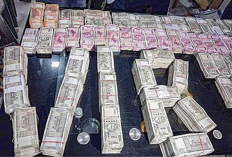 பிஹார் அரசு பொறியாளர் சஞ்சய் குமார் ராயின் பாட்னா வீட்டில் இருந்து நேற்று பறிமுதல் செய்யப்பட்ட கட்டுக் கட்டான பணம். படம்: பிடிஐ