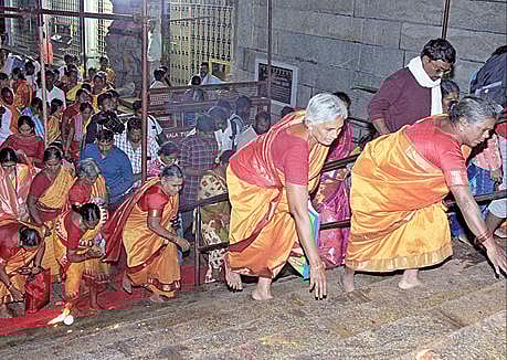 திருப்பதி அலிபிரி மலையடிவாரத்தில் உள்ள பாதாள மண்டபம் அருகே நேற்று அதிகாலை திருப்படி திருவிழா வெகு விமரிசையாக நடைபெற்றது.