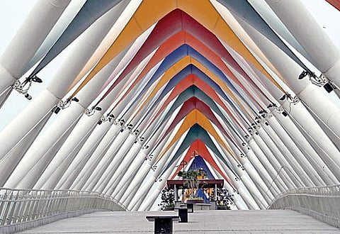 குஜராத் மாநிலம் அகமதாபாத்திலுள்ள சபர்மதி ஆற்றை பொதுமக்கள் கடந்து செல்வதற்காக அமைக்கப்பட்டுள்ள அடல் நடை மேம்பாலத்தை பிரதமர் நரேந்திர மோடி நேற்று திறந்து வைத்தார். படம்: பிடிஐ