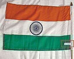 கனடா மாநாட்டில் பயன்படுத்தப் பட்ட இந்திய தேசியக் கொடியில் சீன தயாரிப்பு என  குறிப்பிடப்பட்டுள்ளது.