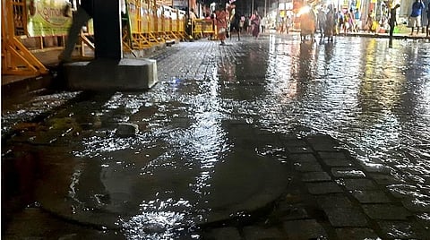 மதுரை மீனாட்சியம்மன் கோயிலைச் சுற்றி தேங்கும் மழைநீர் மற்றும் கழிவுநீர்: பலன்தராத ஸ்மார்ட் சிட்டி திட்டம்