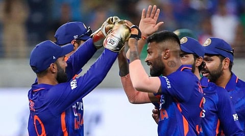 IND vs PAK | புவனேஷ்வர், பாண்டியா அசத்தல் பந்துவீச்சு; 147 ரன்களில் சுருண்ட பாகிஸ்தான்