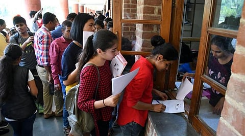 பி.காம். நேரடி 2-ம் ஆண்டு மாணவர் சேர்க்கையில் தொடரும் குழப்பம்: கல்லூரிகள் அலைக்கழிப்பால் மாணவர்கள் பாதிக்கப்படும் அபாயம்