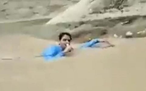 வெள்ள நீரில் ரிப்போர்ட் செய்யும் பாக். செய்தியாளர்.