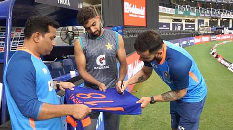 தனது ஜெர்சியில் 'ஆட்டோகிராப்' இடும் கோலி.