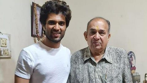 மனோஜ் தேசாய் உடன் விஜய் தேவரகொண்டா