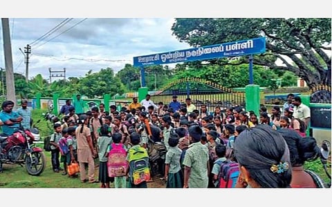 ஓமலூர் அருகே வாலதாசம்பட்டி அரசு நடுநிலைப்பள்ளியில், தலைமை ஆசிரியரின் பணியிட மாற்றத்தைக் கைவிட வலியுறுத்தி, ஆர்ப்பாட்டத்தில் ஈடுபட்ட பள்ளி மாணவர்கள்.