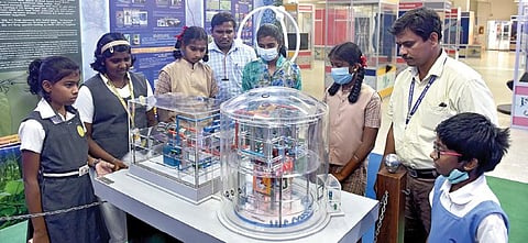 கோவையில் உள்ள மண்டல அறிவியல் மையத்தில் அமைக்கப்பட்டுள்ள ‘மாதிரி’ அணுமின் நிலையத்தை ஆர்வத்தோடு பார்வையிடும் பள்ளி மாணவ, மாணவிகள்.