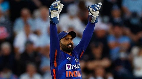 விக்கெட் கீப்பிங் பணியில் தினேஷ் கார்த்திக்.