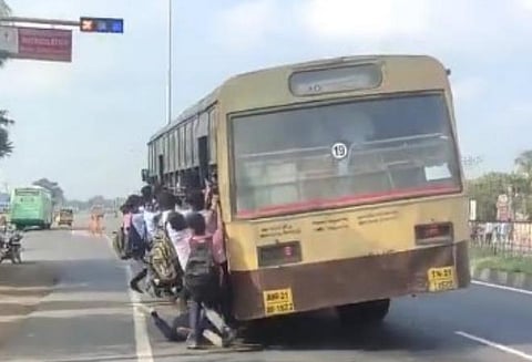 ஓடும் பேருந்திலிருந்து விழுந்த மாணவர்