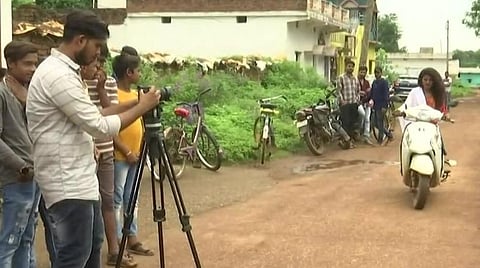 வீடியோ மேக்கிங் பணியில் கிராமத்தினர்.