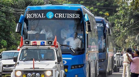 “ரிசார்ட் அரசியலில்” ஜார்க்கண்ட் | சத்தீஸ்கர் அழைத்துச் செல்லப்பட்ட ஜேஎம்எம்-காங்கிரஸ் கூட்டணி எம்எல்ஏக்கள்