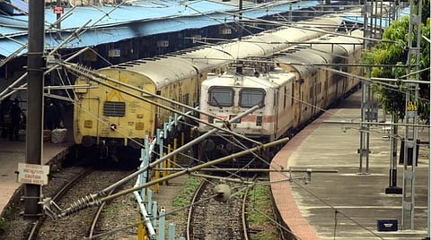 மதுரை - கோவை சிறப்பு ரயில்களை ஒரே ரயிலாக மாற்றி இயக்க நடவடிக்கை