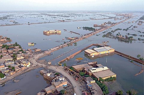 பாகிஸ்தானின் தென்மேற்கு பலுசிஸ்தான் மாகாணத்தில் கடந்த சில வாரங்களாக வரலாறு காணாத அளவுக்கு கன மழை பெய்து வருகிறது. இதனால் அந்த மாகாணத்தைச் சேர்ந்த 5 லட்சம் பேர் தங்கள் வீடுகளை இழந்து நிவாரண முகாம்களில் தஞ்சம் அடைந்துள்ளனர். நேற்று வெள்ளம் சூழ்ந்த நிலையில் காணப்படும் பலுசிஸ்தான் மாகாணத்தில் உள்ள சோஹ்பாட் புர் நகரம். படம்: பிடிஐ