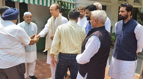 குலாம் நபி ஆசாத்துக்கு ஆதரவாக காஷ்மீரில் 64 காங்கிரஸ் தலைவர்கள் விலகல்