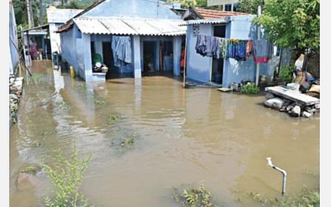 மேட்டூர் அருகே பெய்த  மழையினால் மாதையன் குட்டை பகுதியில் வீடுகளுக்குள் மழை நீர் புகுந்தது 	                படம்: எல். பத்மநாபன்