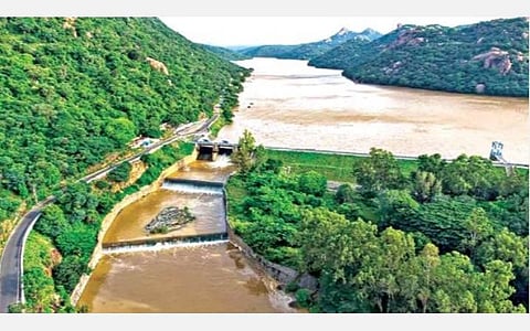 தருமபுரி மாவட்டம் பஞ்சப்பள்ளி அணை நிரம்பிய நிலையில், அணைக்கு வரும் நீர் முழுவதும் ஆற்றில் வெளியேற்றப்படுகிறது