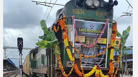 கோவை ரயில் நிலையத்திலிருந்து இன்று புறப்பட்டுச் சென்ற கோவை-மதுரை எக்ஸ்பிரஸ் ரயில்.