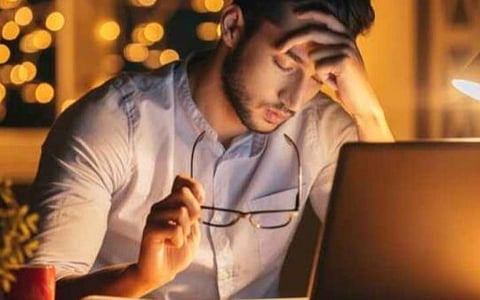 ஸ்மார்ட்போன், லேப்டாப் அதிகம் பயன்படுத்தினால் வயதான தோற்றம்: ஆய்வில் தகவல்