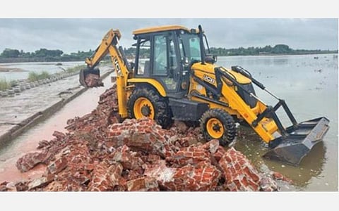 எல்லீஸ்சத்திரம் அணைக்கட்டு வெடிவைத்து தகர்க்கப்பட்டு ஜேசிபியால் உடைப்பு