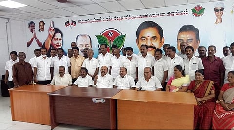 அதிமுகவின் திருப்பூர் மாநகர் மாவட்ட செயலாளர் பொள்ளாச்சி ஜெயராமன் செய்தியாளர்கள் சந்திப்பு. உடன் கட்சி நிர்வாகிகள்.