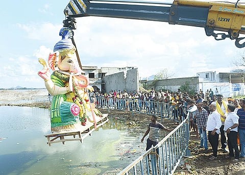 விநாயகர் சதுர்த்தியையொட்டி, பொதுஇடங்களில் வைக்கப்பட்டிருந்த விநாயகர் சிலைகளை கரைக்க வேலூர் கொணவட்டம் பகுதியில் இருந்து சதுப்பேரி ஏரிக்கு பலத்த காவல் துறையினர் பாதுகாப்புடன் நேற்று எடுத்து செல்லப்பட்டது‌. சதுப்பேரி ஏரியில் கரைக்கப்பட்ட விநாயகர் சிலை. படங்கள்: வி.எம்.மணிநாதன்.