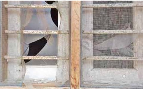 கம்பம் அருகே நள்ளிரவில் நாட்டு வெடிகுண்டு வீச்சு: போலீஸார் விசாரணை