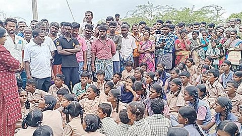 தோகைமலை அருகேயுள்ள பொம்மநாயக்கன்பட்டி அரசுப் பள்ளி முன்பு நேற்று போராட்டத்தில் ஈடுபட்ட மாணவ, மாணவிகளிடம் பேச்சுவார்த்தை நடத்திய குளித்தலை கோட்டாட்சியர்  புஷ்பாதேவி.