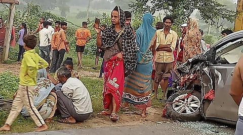 குஜராத்தின் ஆரவல்லி மாவட்டத்தில் பக்தர்கள் மீது மோதி விபத்துக்குள்ளான காருக்கு அருகில் திரண்டிருந்த கிராம மக்கள். படம்: பிடிஐ