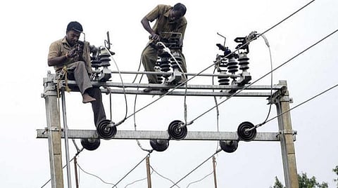 மின்வாரிய களப்பணியில் 30 ஆயிரம் காலி பணியிடங்கள் - வேலைப்பளுவால் பாதிக்கப்படும் ஊழியர்கள்