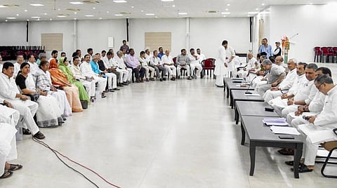 ஐக்கிய ஜனதா தளம் கட்சியின் தேசிய செயற்குழு கூட்டம், பிஹார் தலைநகர் பாட்னாவில் நேற்று நடந்தது. இதில் முதல்வர் நிதிஷ் குமார், ஆட்சிமன்ற குழு தலைவர் உபேந்திர குஷ்வாகா உட்பட பலர் பங்கேற்றனர். படம்: பிடிஐ