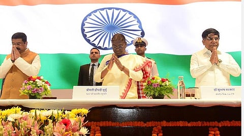 டெல்லி ஐஐடியின் 60-வது ஆண்டு நிறைவு விழாவில் குடியரசுத் தலைவர் திரவுபதி முர்மு பங்கேற்றார். உடன் மத்திய கல்வித் துறை அமைச்சர் தர்மேந்திர பிரதான், இணையமைச்சர் சுபாஷ் சர்க்கார் உள்ளனர். படம்: பிடிஐ﻿﻿