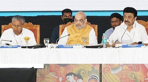 கேரள மாநிலம் கோவளத்தில் நேற்று நடைபெற்ற தென் மண்டல கவுன்சில் கூட்டத்தில் பேசினார் தமிழக முதல்வர் மு.க.ஸ்டாலின். உடன், மத்திய உள்துறை அமைச்சர் அமித் ஷா, கேரள முதல்வர் பினராயி விஜயன், கர்நாடக முதல்வர் பசவராஜ் பொம்மை, புதுச்சேரி துணைநிலை ஆளுநர் தமிழிசை சவுந்தரராஜன் உள்ளிட்டோர்.