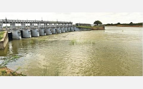 வடகலுங்கு வழியாக புல்லங்குடி அணைக்கட்டுக்கும், கடலுக்கும் திறக்கப்பட்டுள்ள வைகை தண்ணீர். 	 படம்: எல்.பாலச்சந்தர்