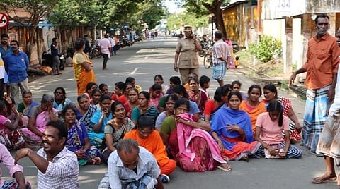 போராட்டத்தில் ஈடுபட்ட பொதுமக்கள்