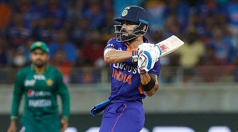 களத்தில் பேட் செய்யும் விராட் கோலி.