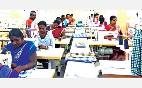 கடத்தூரில்  ஆயத்த ஆடை  நிறுவனத்தில் தையல் பணியில்  ஈடுபட்டுள்ள பெண்கள்.