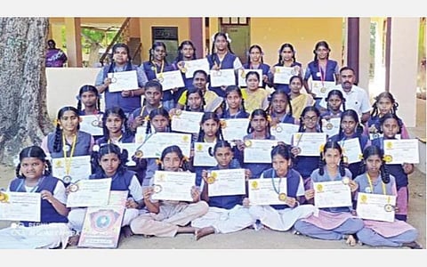 தென்மண்டல சிலம்பப் போட்டியில் 31 பதக்கங்கள் வென்ற மதுரை  மீனாட்சி சுந்தரேஸ்வரர் பெண்கள் மேல்நிலைப் பள்ளி மாணவிகளுடன் ஆசிரியர்கள்.